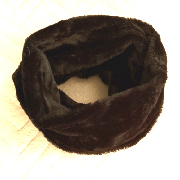 ❄️ ( Forever 21 ) Plush Cozy Faux Fur Infinity Scarf - Picture 4 of 4